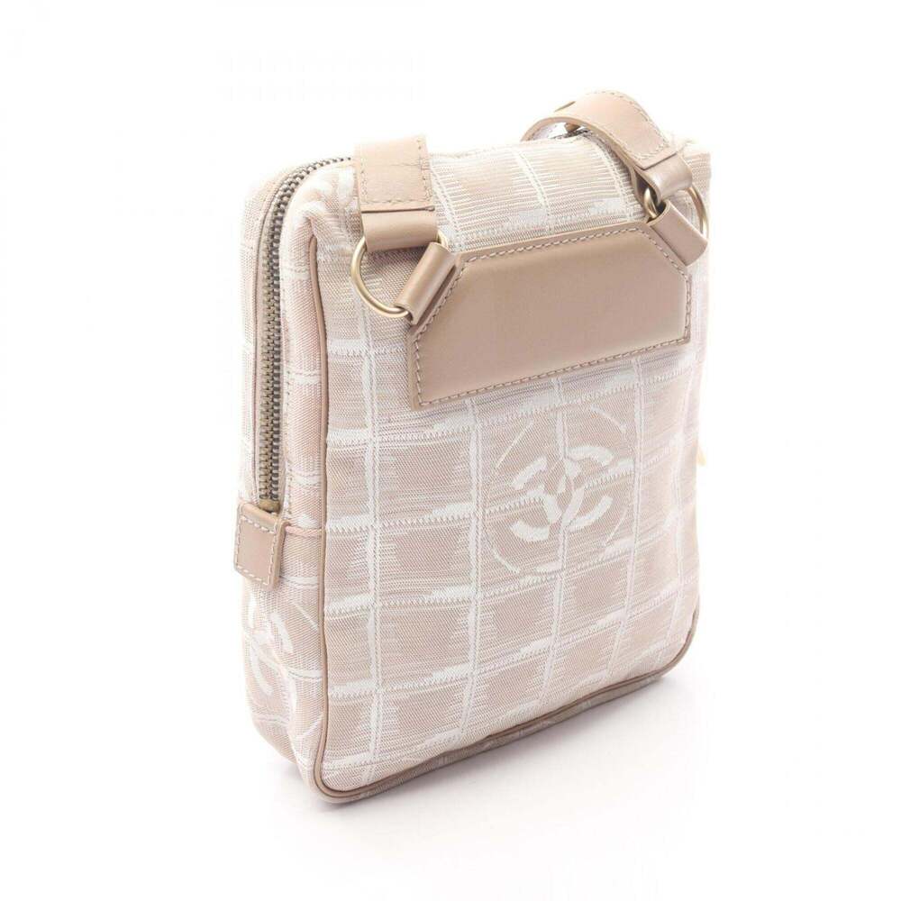 CHANEL Cream Leather Shoulder Bag - Picture 2 of 11